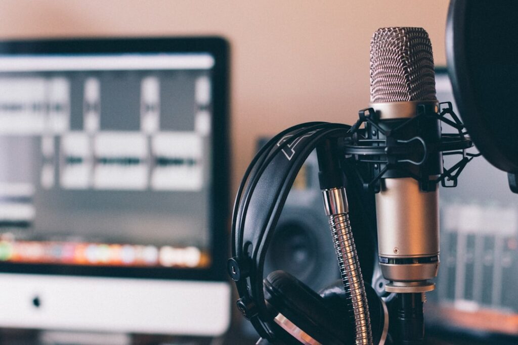 Univers cinéma avec microphone pour une manche films séries et génériques