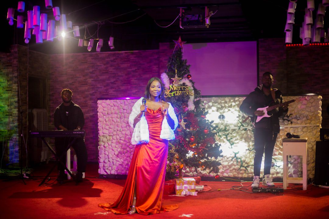 Artistes live sur scène dans une ambiance de Noël élégante
