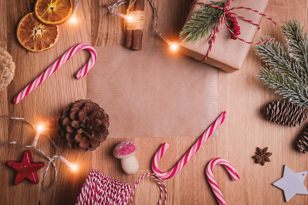 Atelier créatif de Noël avec décorations élégantes