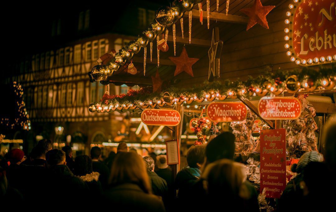 Chalet gourmand de Noël en bois avec douceurs et lumière chaude