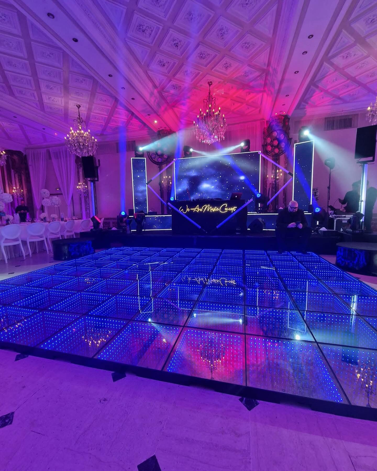 Scène DJ avec mur LED et piste de danse lumineuse pour une Bat Mitzvah à Paris