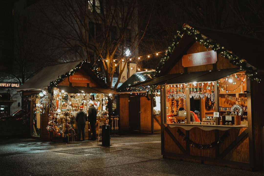 Stand gourmand dans un marché de Noël chaleureux