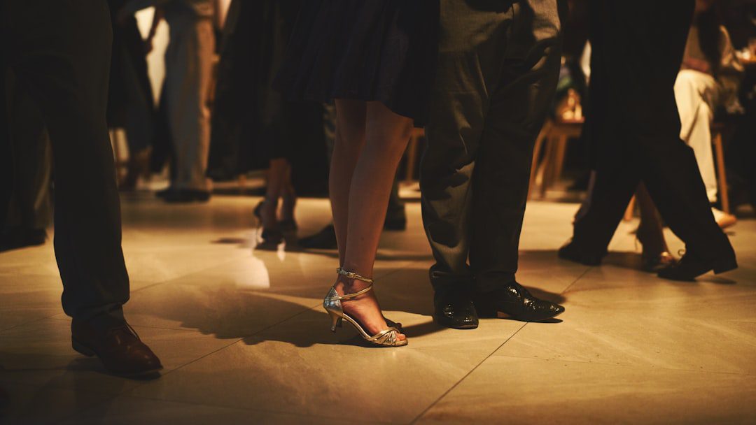 Soirée corporate de Noël avec piste de danse et éclairage élégant
