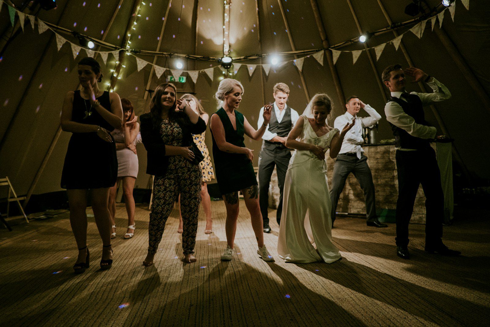 Invités sur le dancefloor pendant un mariage