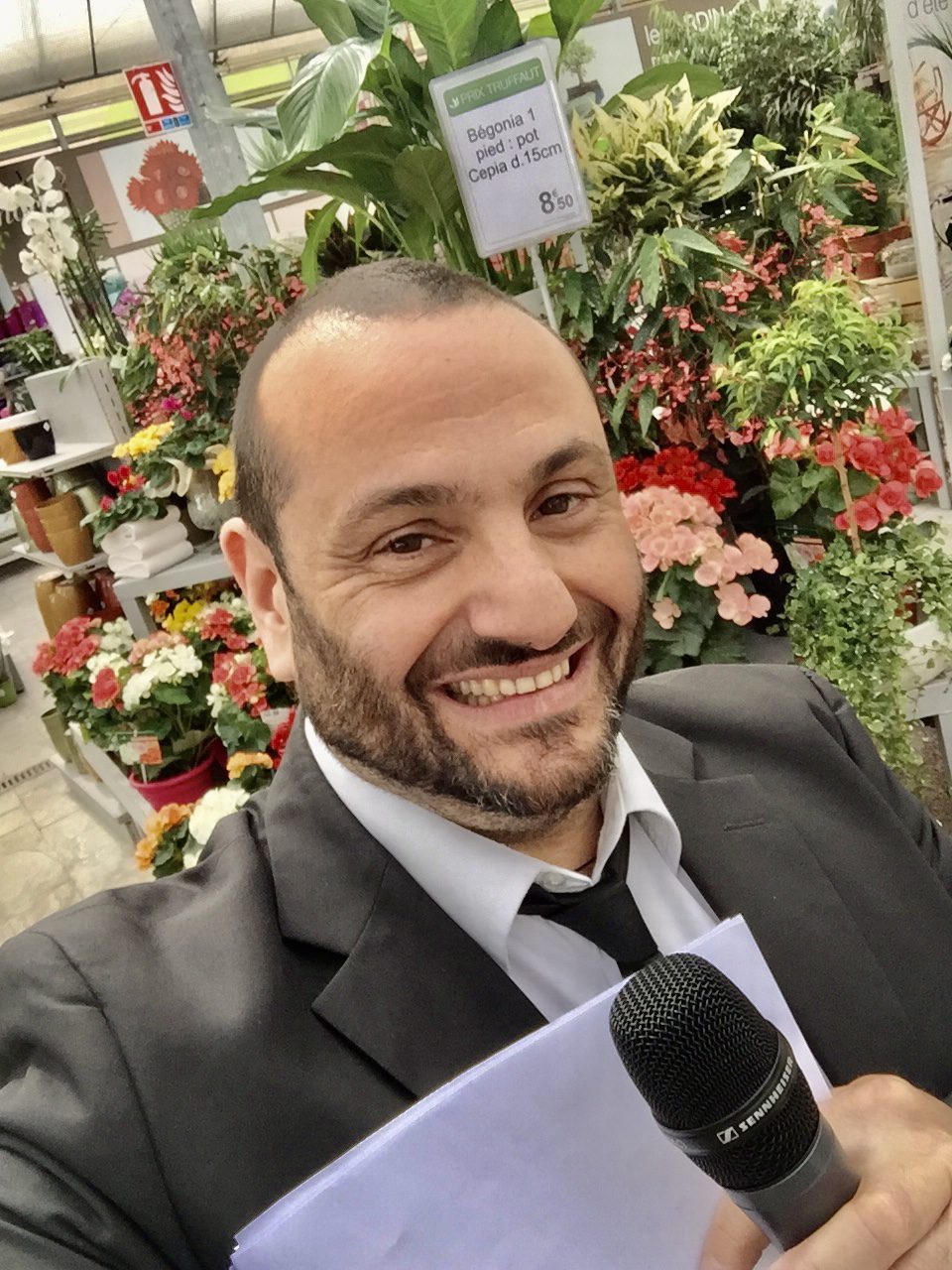 Animateur micro pendant une animation commerciale chez Truffaut