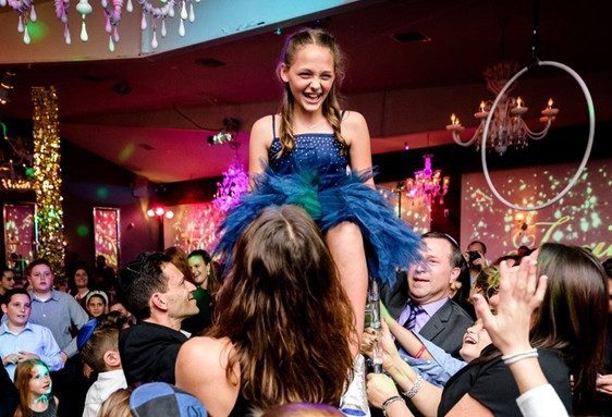 Jeune fille célébrée pendant sa Bat Mitzvah avec animation musicale