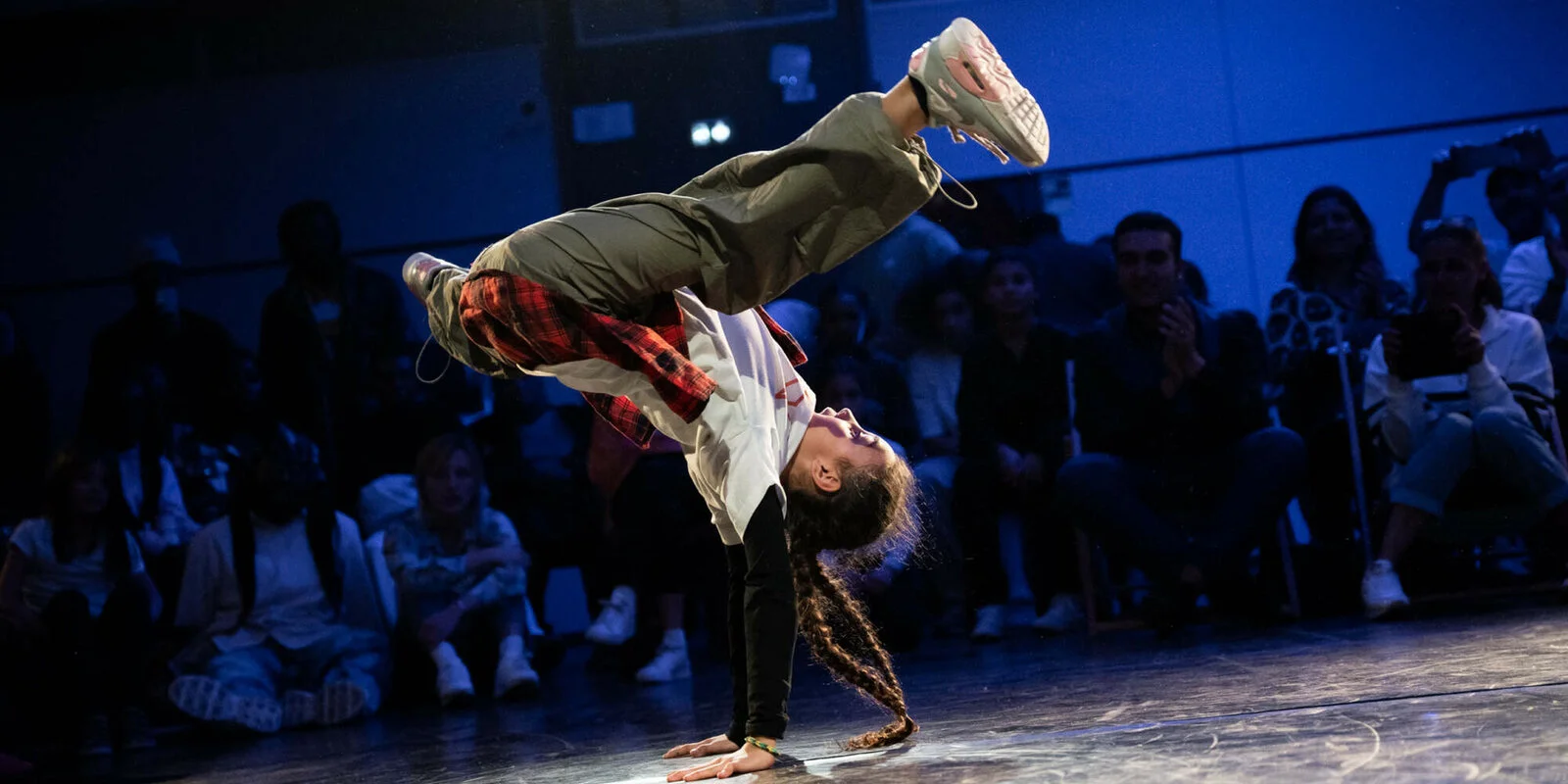 Battle de danse avec public pendant une Bar Mitzvah à Paris
