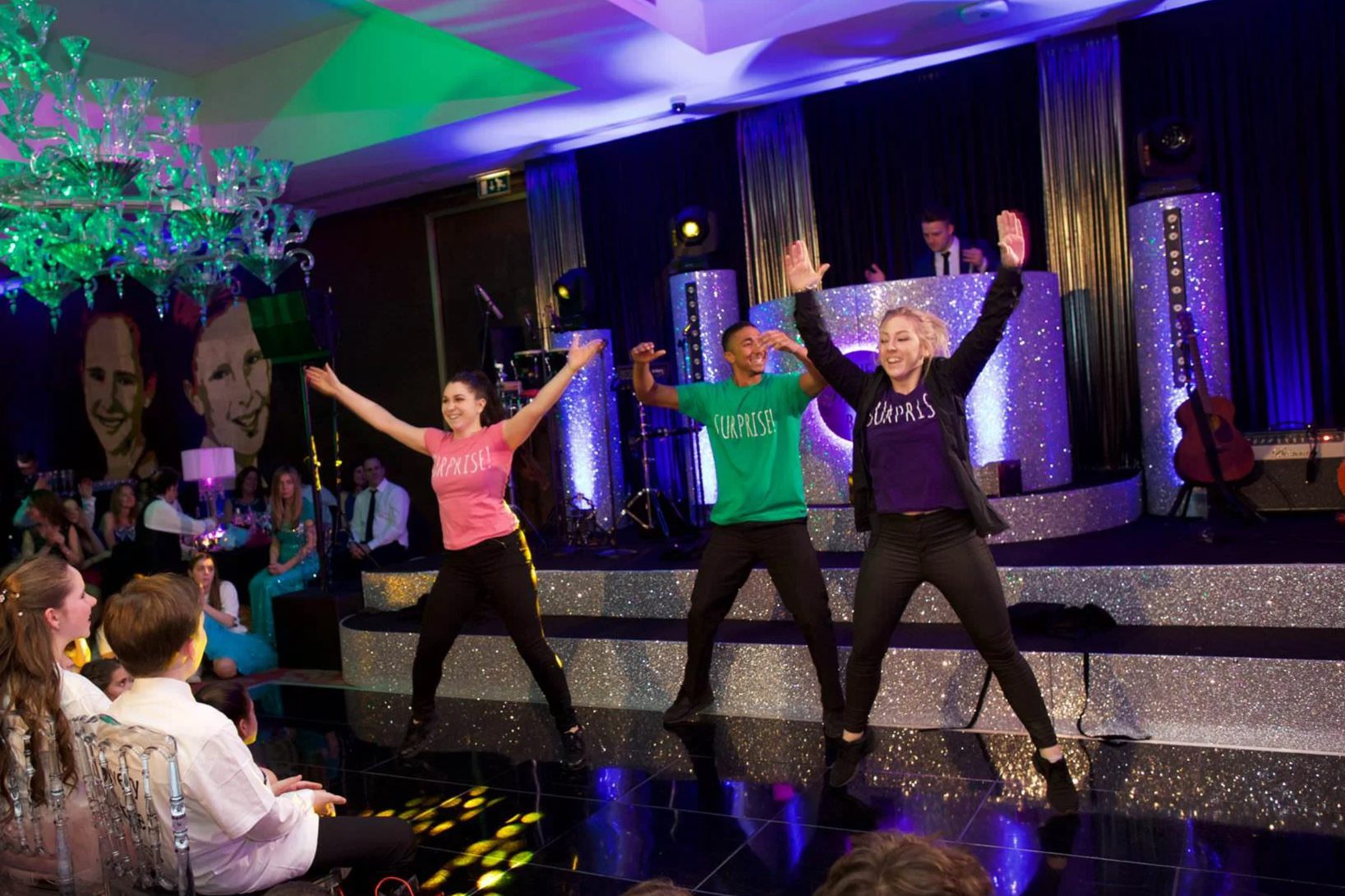Danseurs en show chorégraphié pendant une Bar Mitzvah à Paris