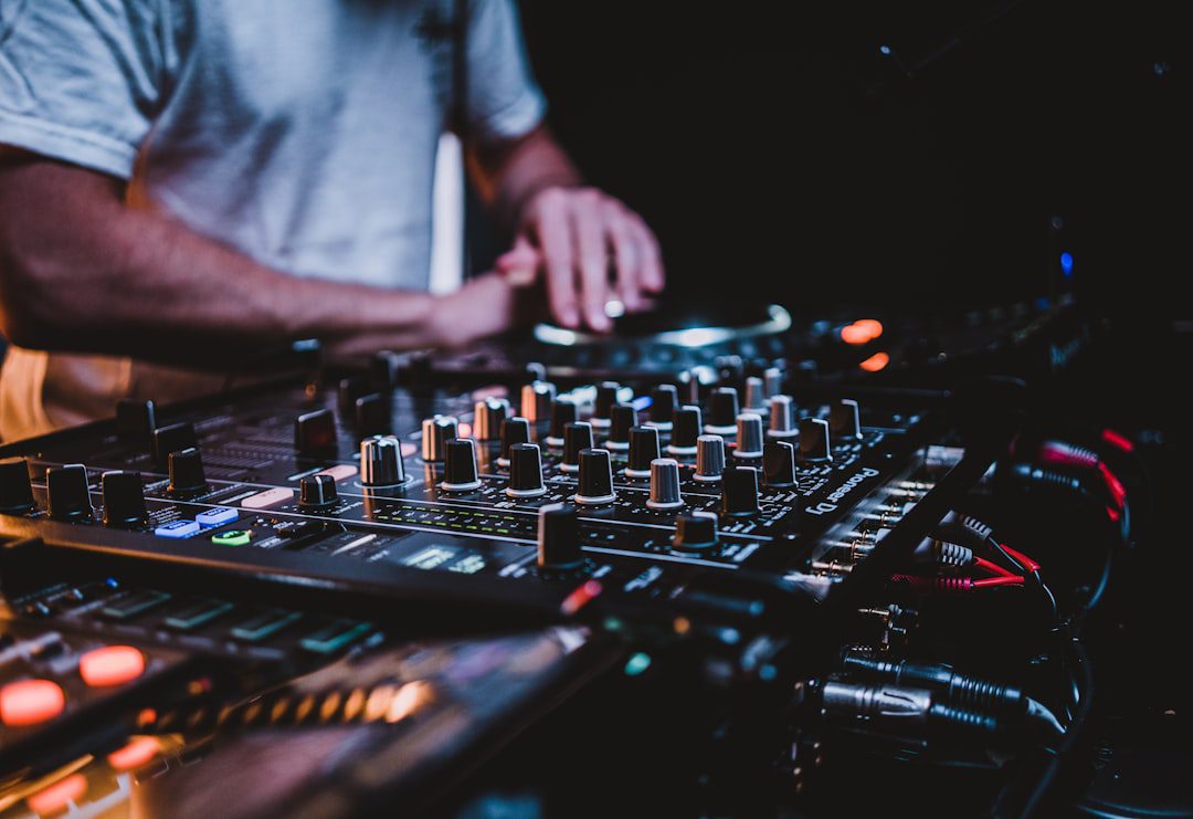 DJ membre d'un groupe musical mariage