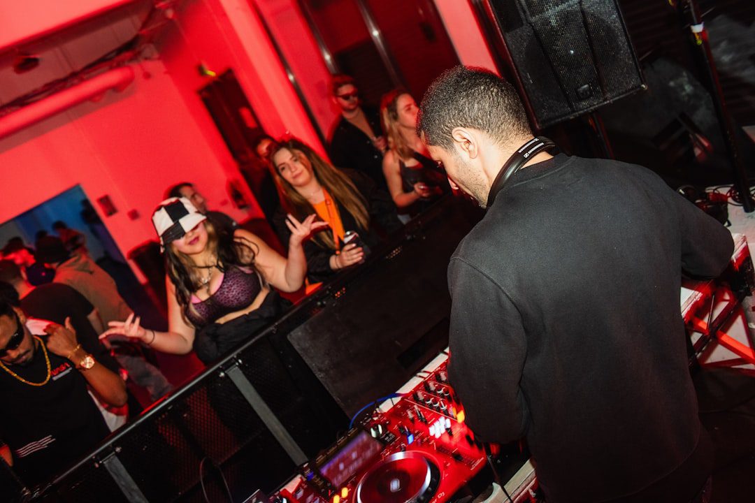 DJ aux platines pendant le dancefloor d'un mariage