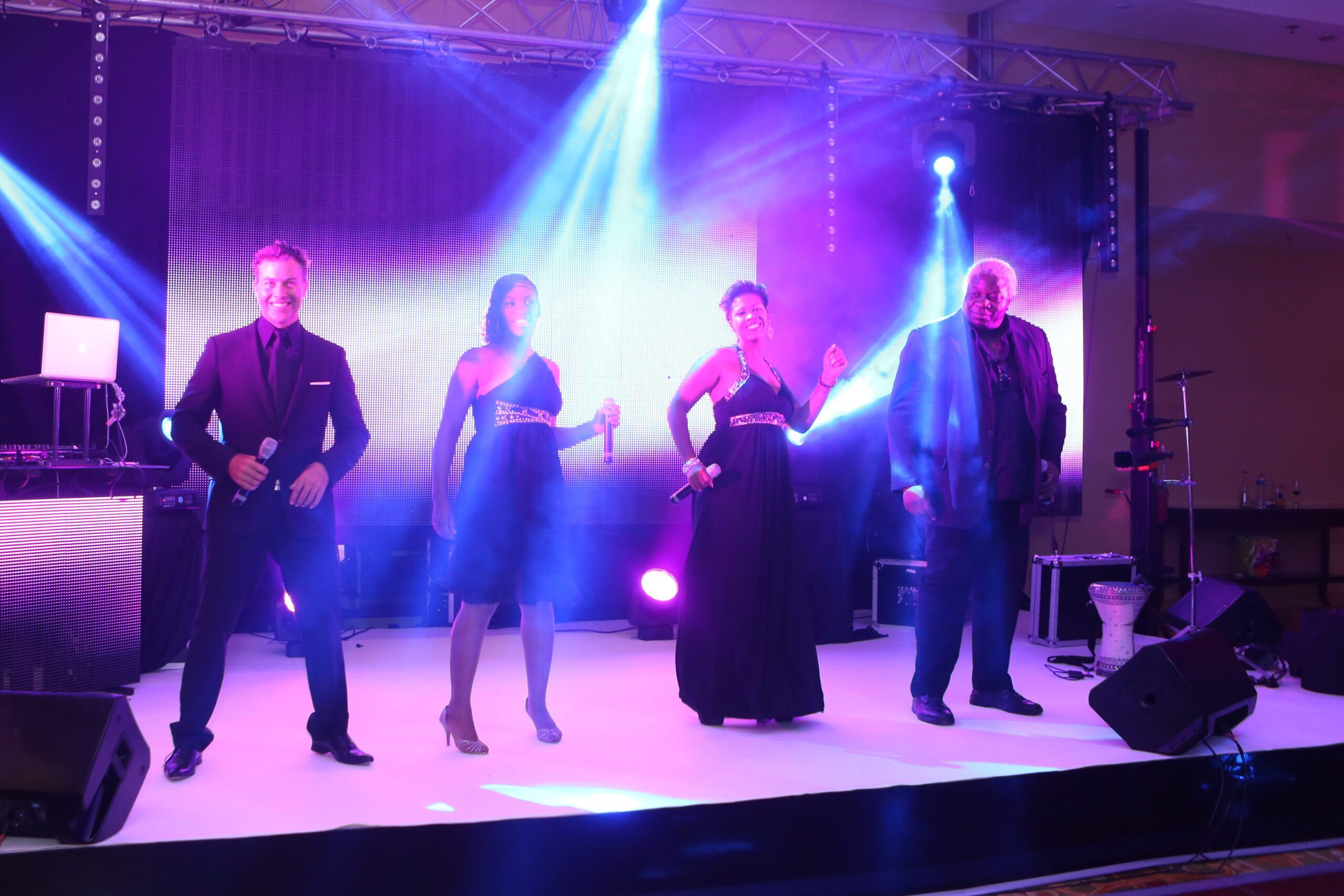 Groupe DJ Live avec chanteurs et percussionniste pendant une Bar Mitzvah à Paris