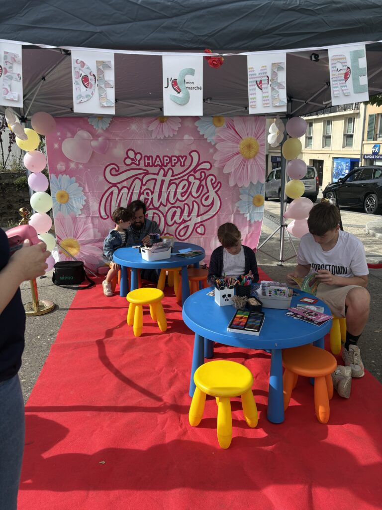 Enfants participant à l'atelier créatif du marché de Montmorency
