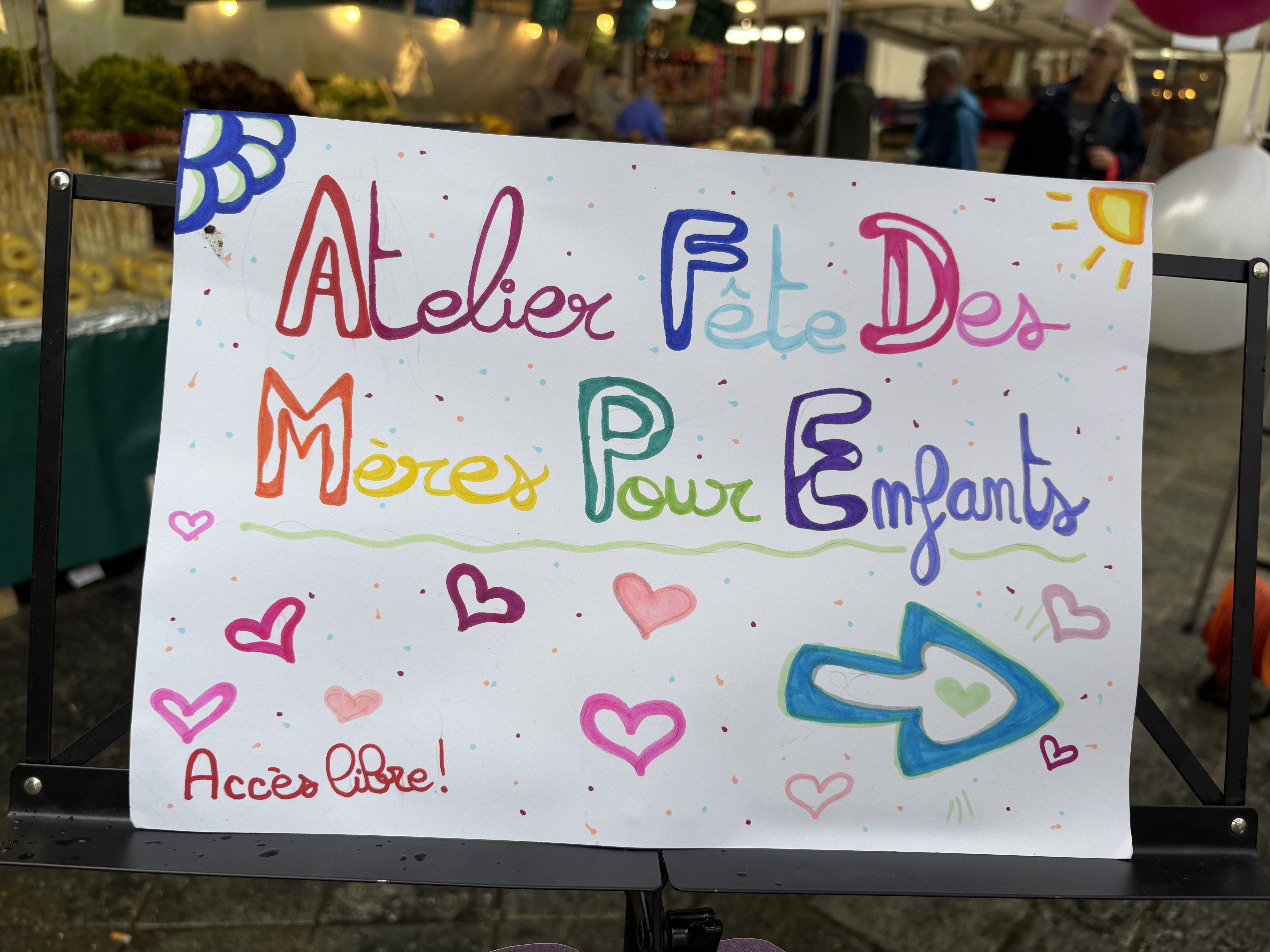 Atelier de gommettes pour enfants au marché de Bry-sur-Marne