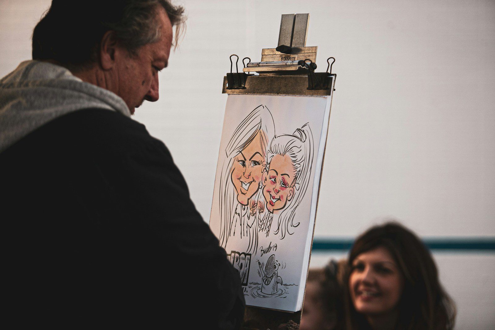 Caricaturiste pendant une animation en centre commercial