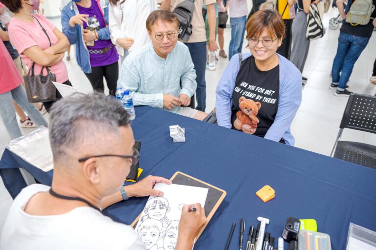 Caricaturiste dessinant une famille pendant un Family Day d'entreprise