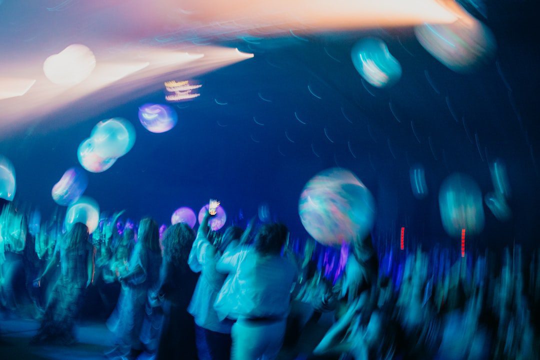 Invités dansant sur le dancefloor pendant une réception avec groupe live