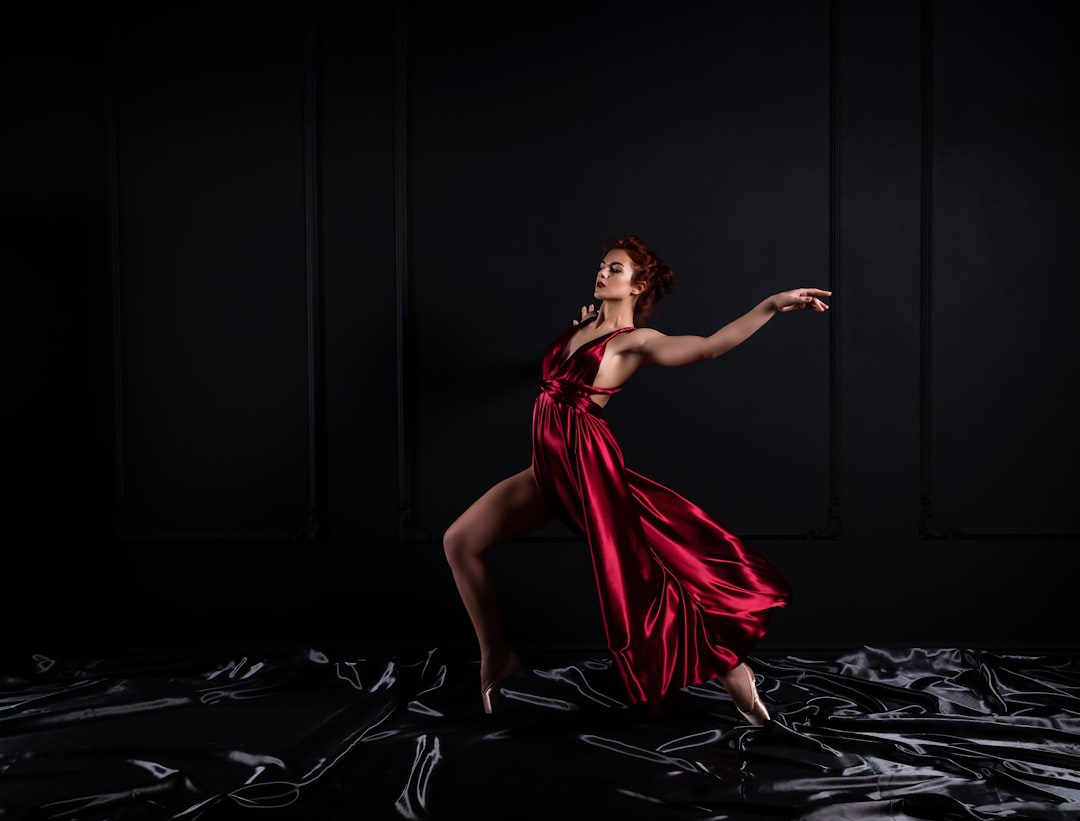 Danseuse flamenco pendant une animation événementielle à Paris