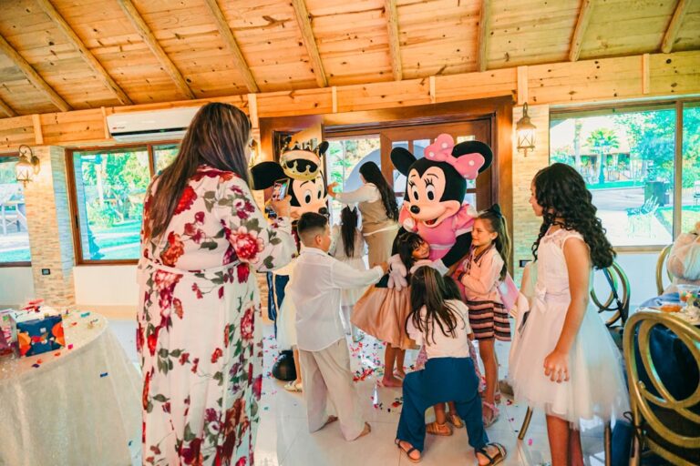 Enfants avec des personnages lors d'un Family Day d'entreprise
