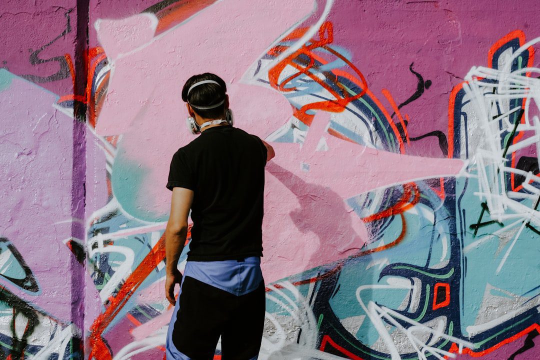 Artiste réalisant un graffiti live pour une Bar Mitzvah à Paris