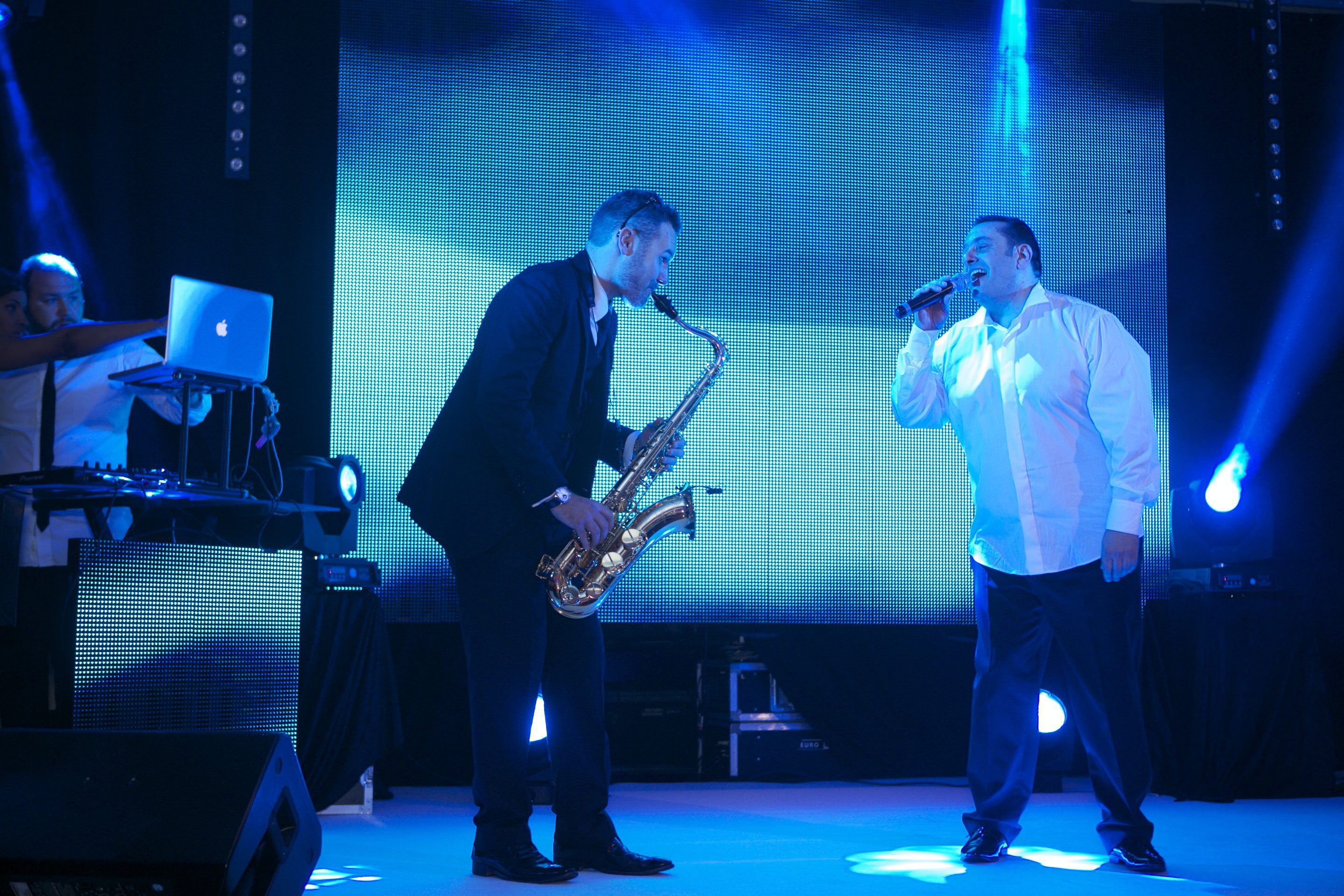 Saxophoniste et chanteur live pendant une Bar Mitzvah à Paris