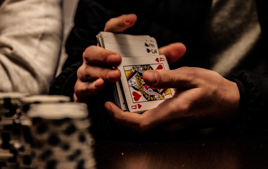 Tour de magie avec cartes en couleur pendant une Bar Mitzvah à Paris