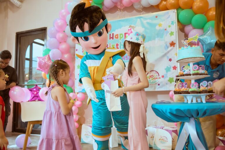 Mascotte et enfants pendant un Family Day d'entreprise