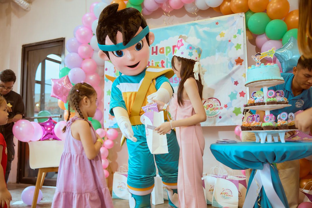 Mascotte et enfants pendant un Family Day en intérieur