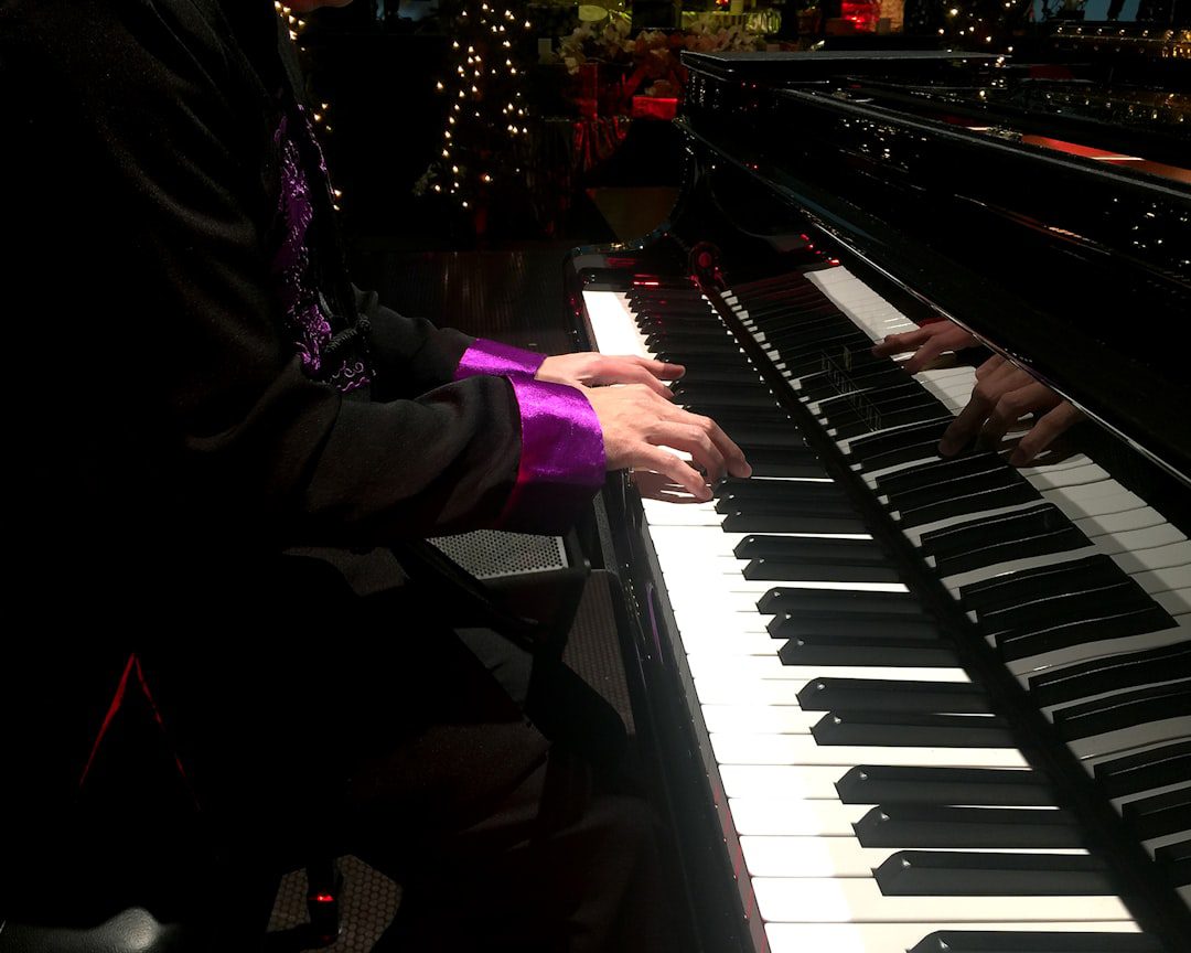 Pianiste jouant pendant une soirée de Bar Mitzvah à Paris