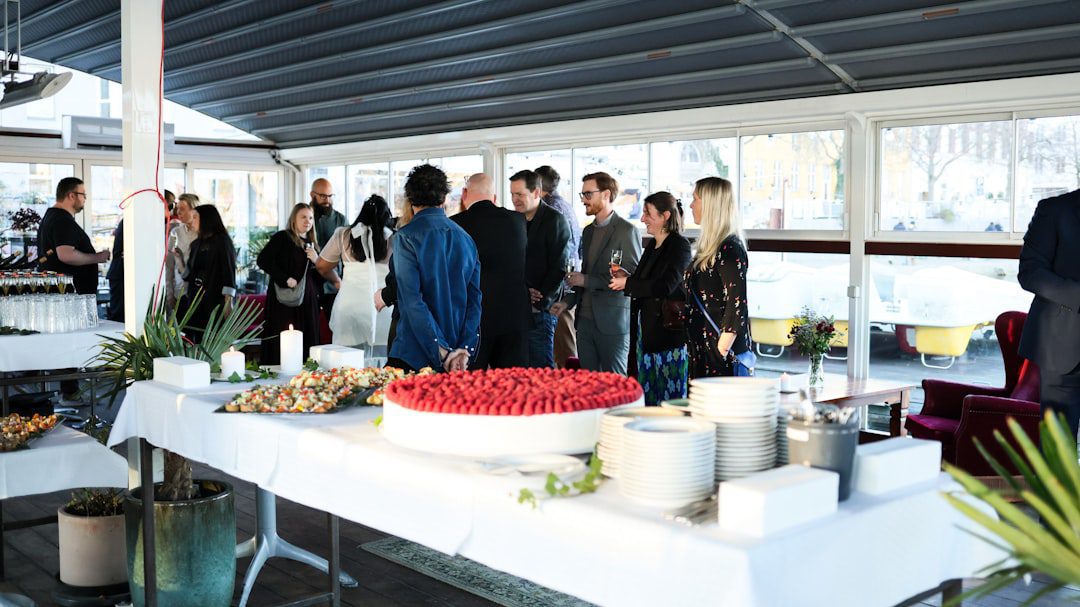 Réception d'entreprise autour d'un buffet à Paris