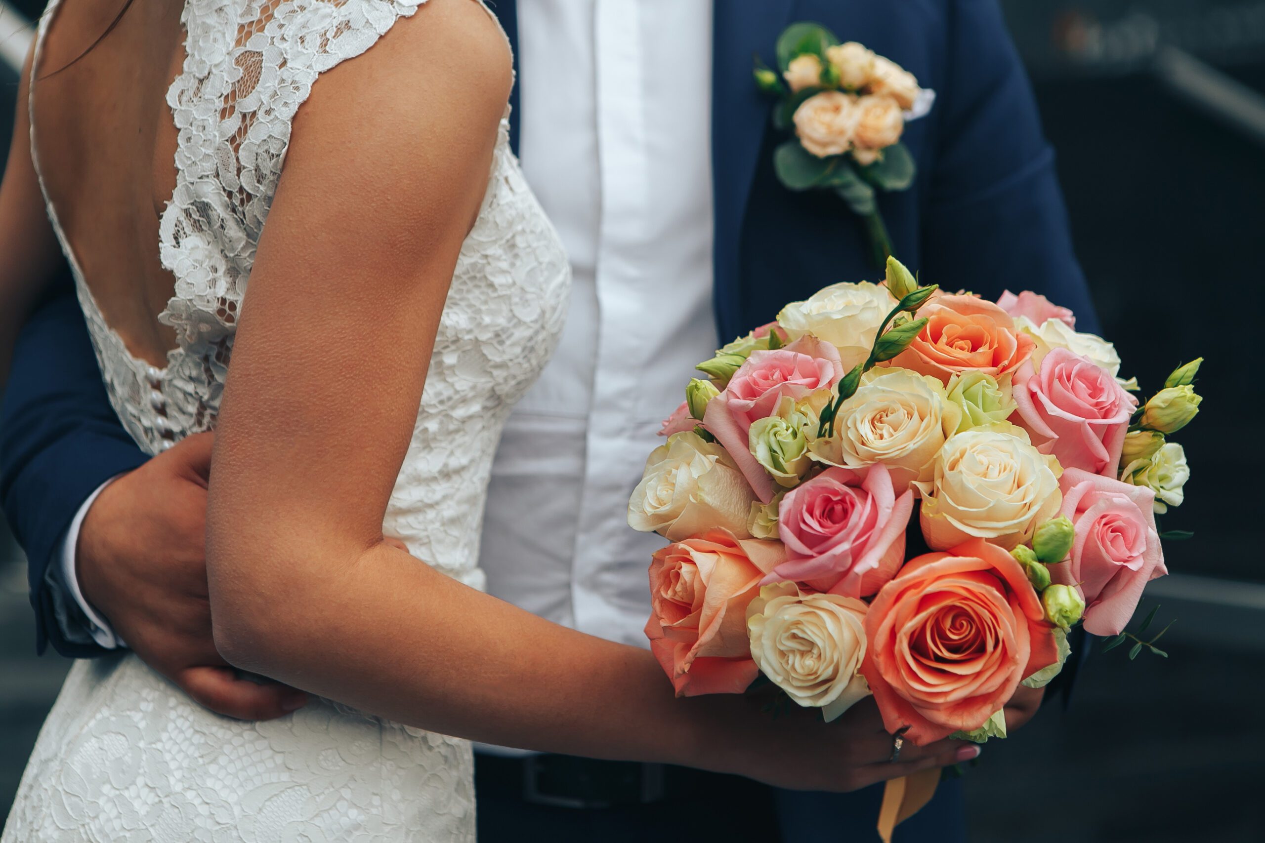 Mariés avec bouquet lors d'une réception de mariage sur mesure à Paris et en Île-de-France