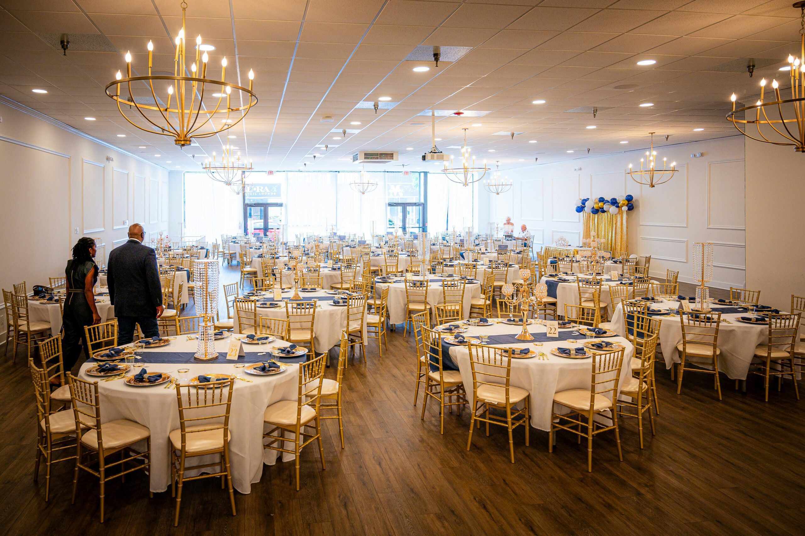 Salle de réception élégante avec tables dressées pour un événement