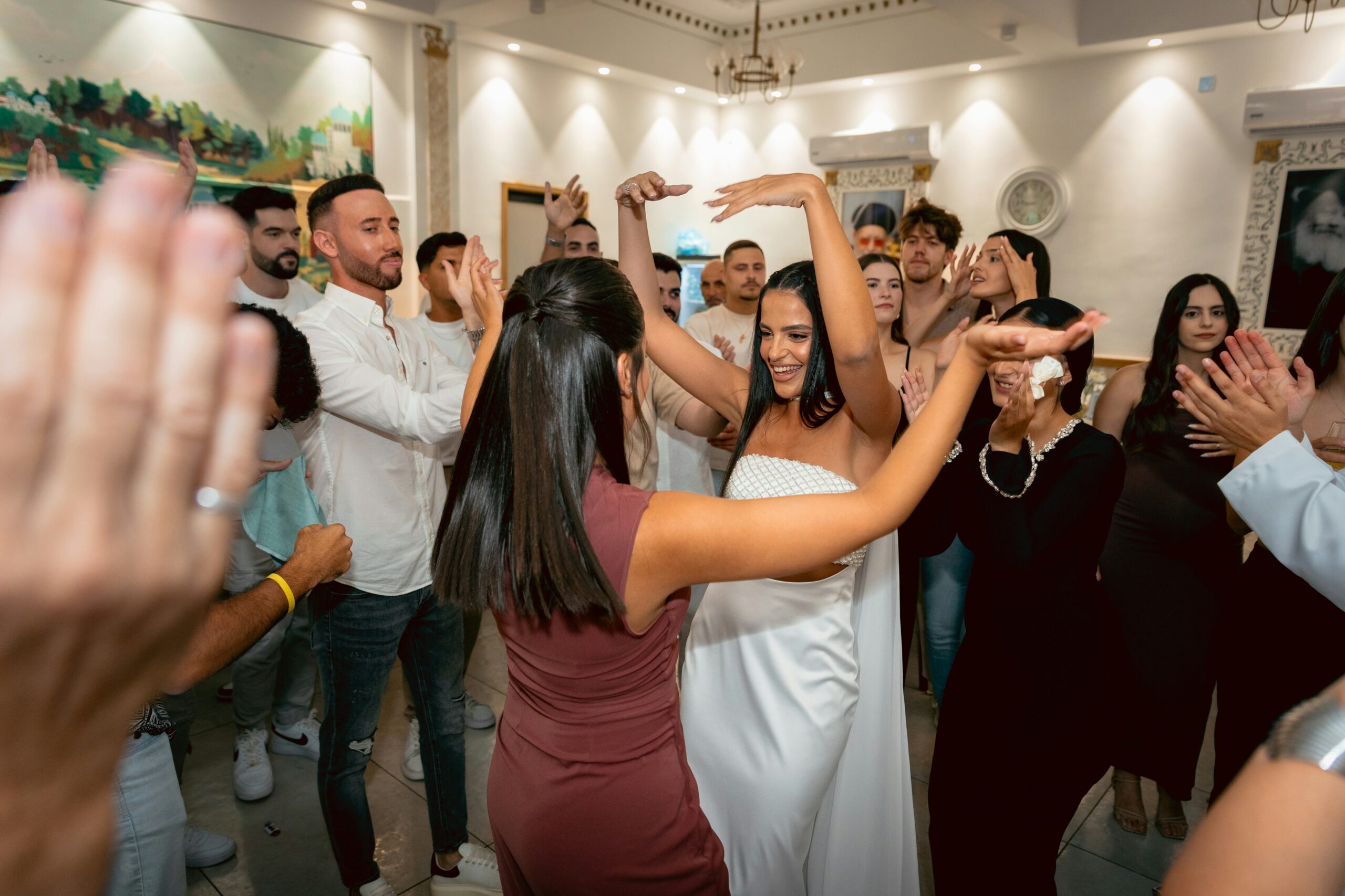 Invités dansant lors d'une soirée privée élégante à Paris