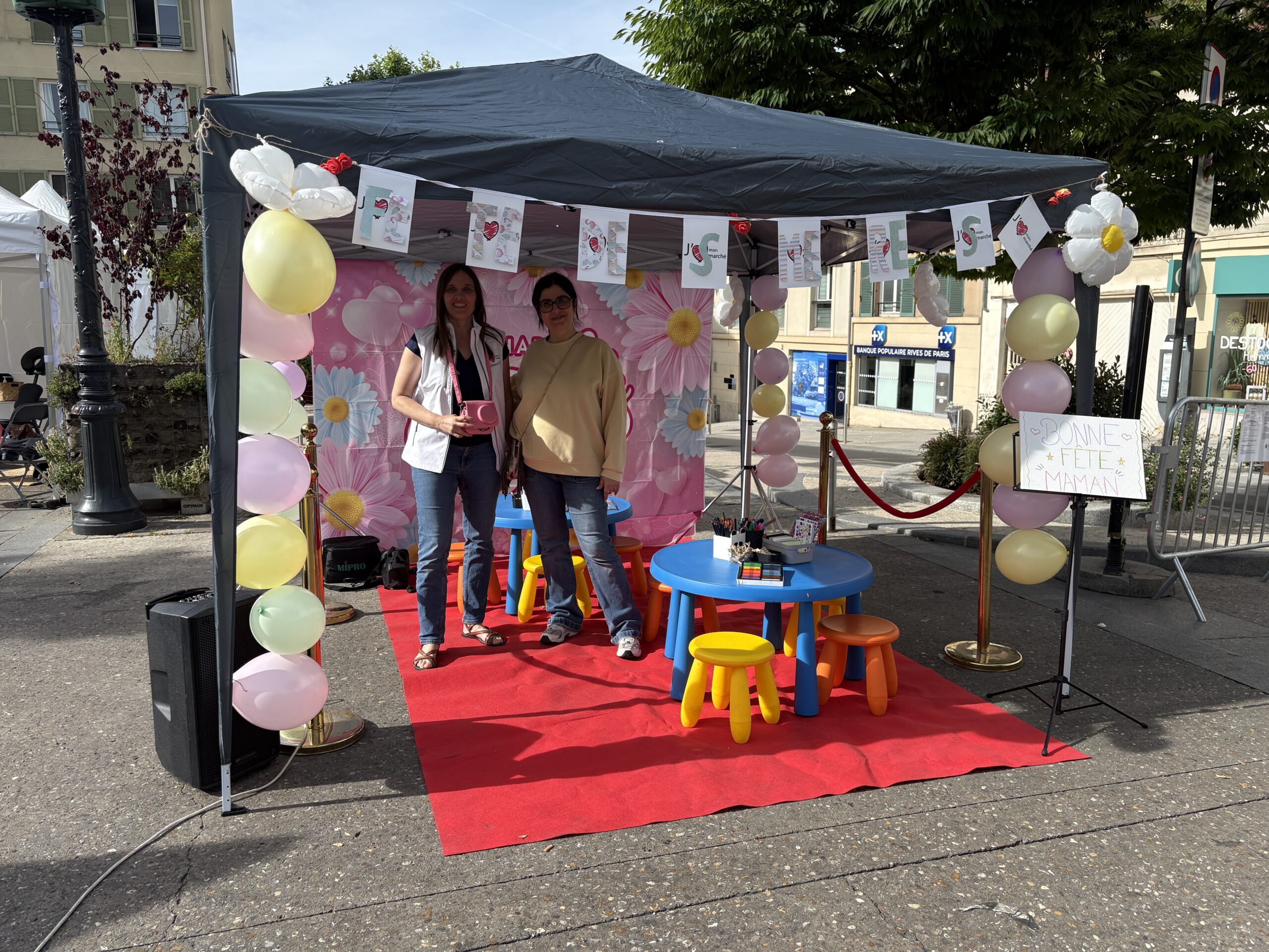 Vue d'ensemble de l'animation Fête des Mères sur le marché communal de Montmorency