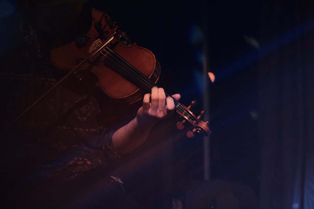 Violoniste jouant pendant une soirée de Bar Mitzvah à Paris