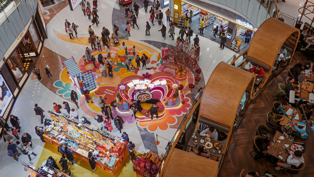 Animation familiale dans l'atrium d'un centre commercial