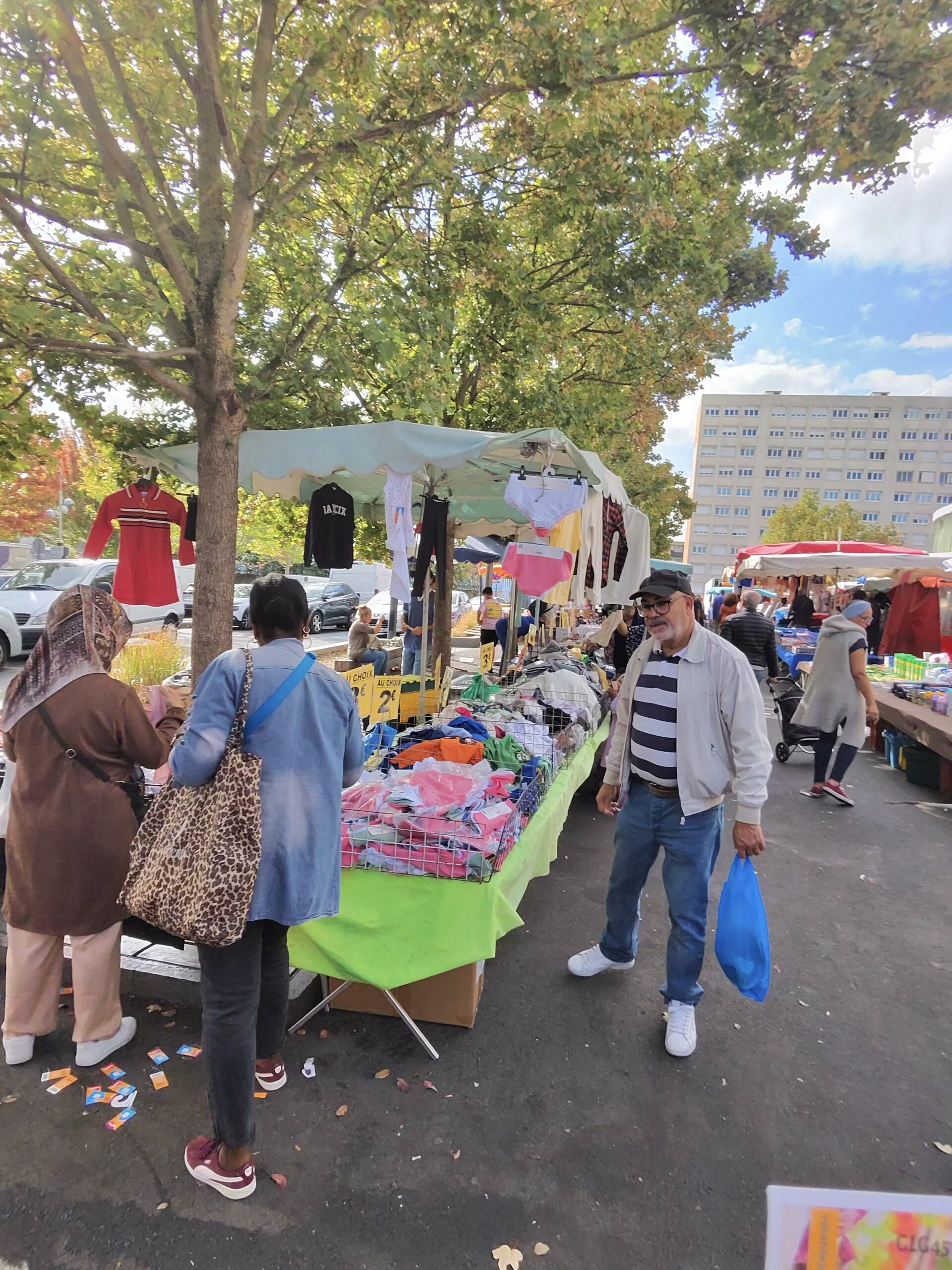 Animation sur le marché de Garges-lès-Gonesse avec les commerçants et visiteurs