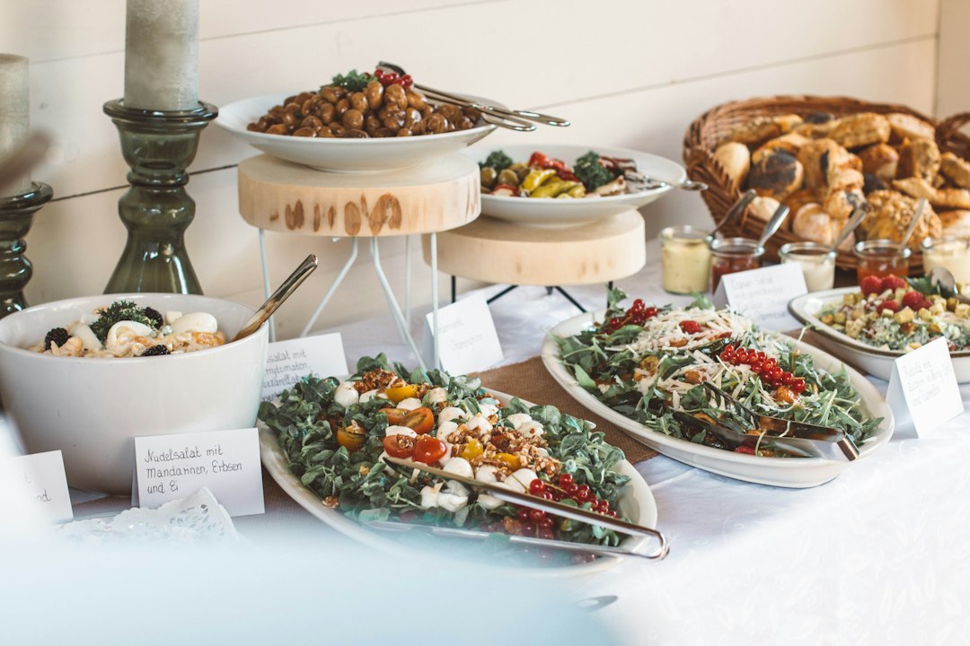 Assiettes dressées pour une réception traiteur