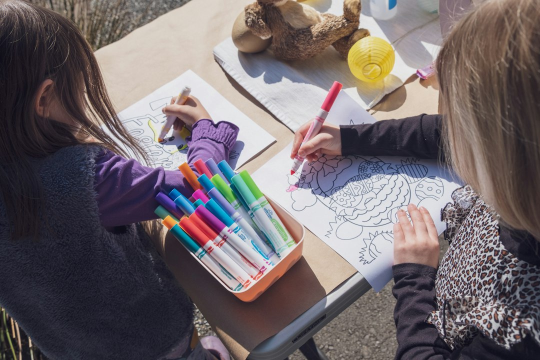 Atelier créatif enfant pendant une animation