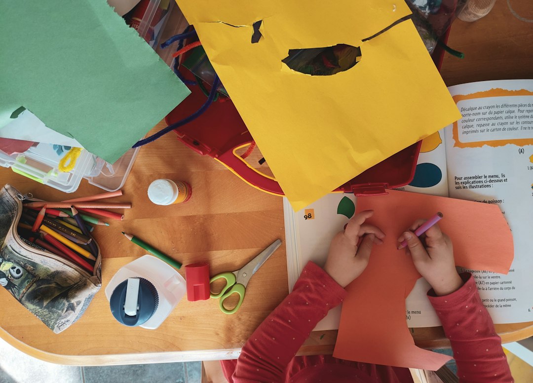 Enfant réalisant une création manuelle en atelier