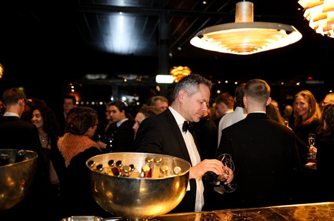 Professionnels échangeant avec des coupes lors d'un cocktail d'entreprise premium à Paris