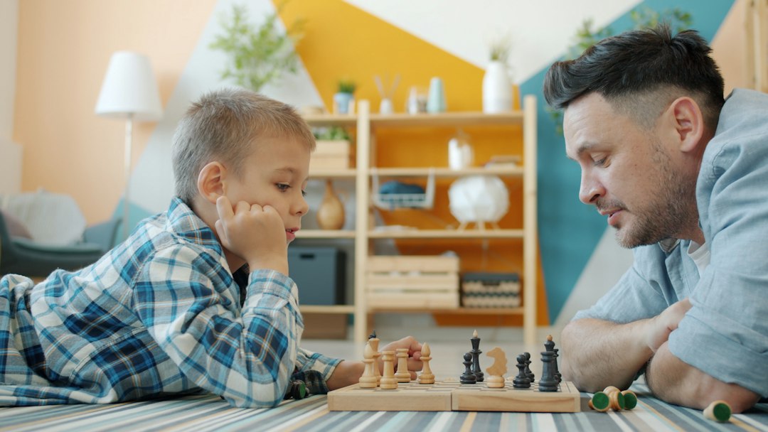 Père et fils partageant un jeu