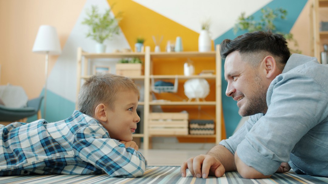 Père et fils riant ensemble