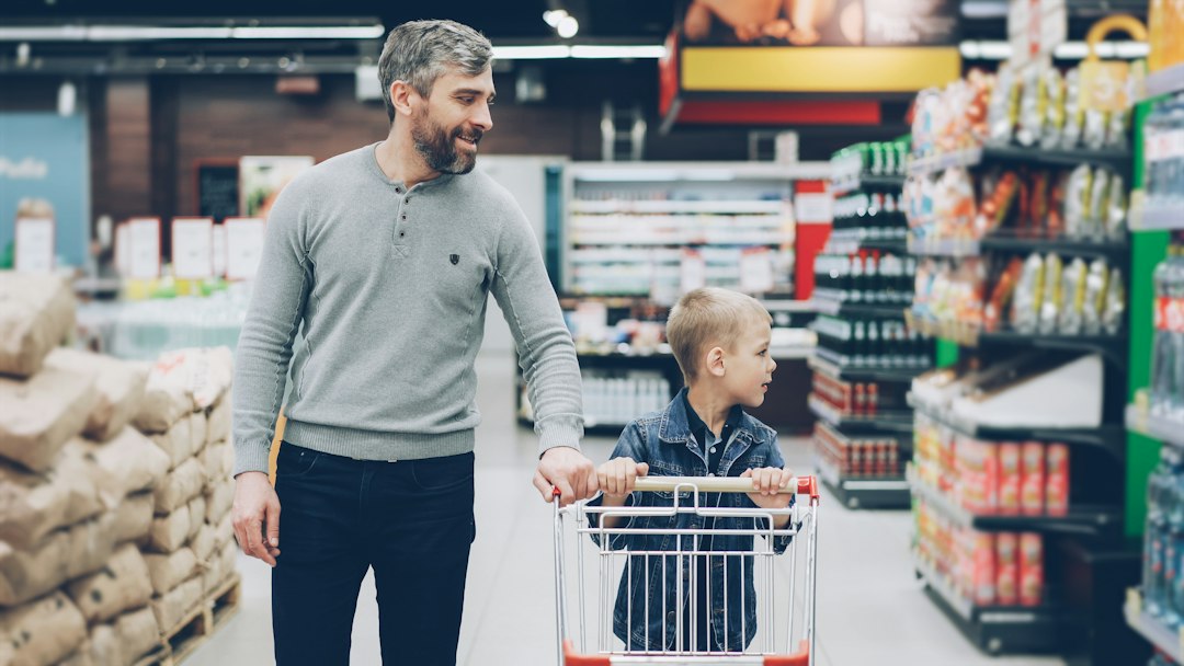 Père et fils dans un espace commercial