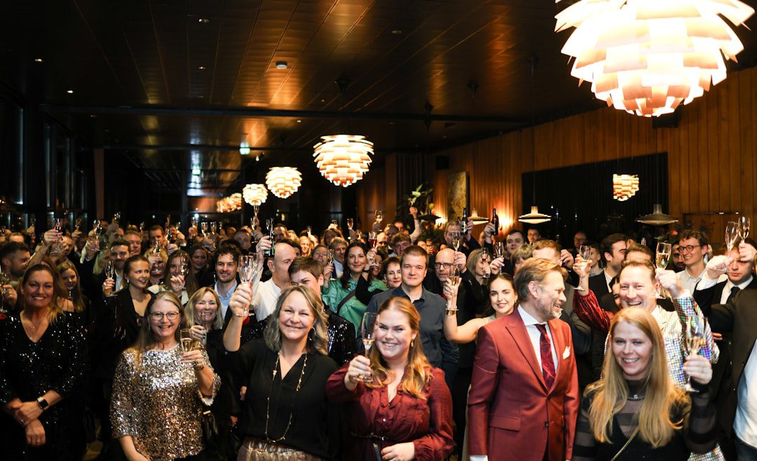 Groupe d'invités souriants lors d'un gala d'entreprise à Paris