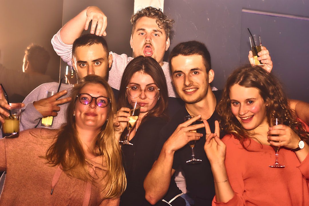 Groupe d'invités lors d'une soirée d'entreprise premium avec éclairages colorés à Paris