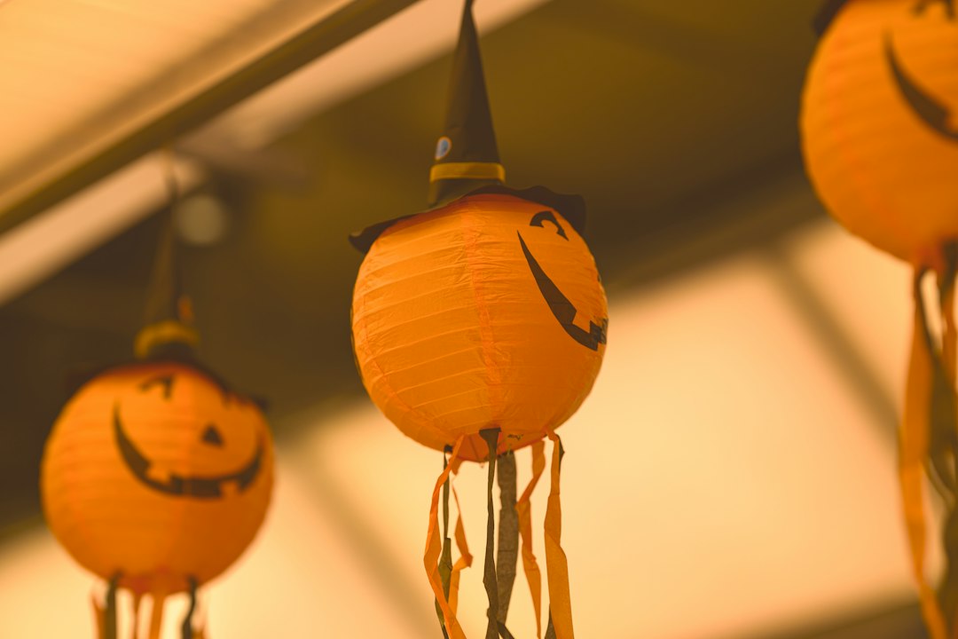 Décoration Halloween avec citrouilles lumineuses