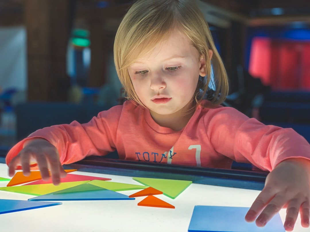 Enfant manipulant des formes dans une activité sensorielle