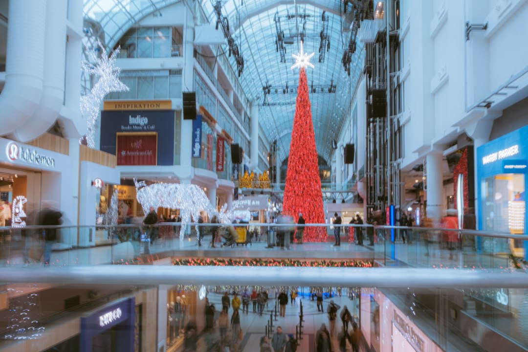 Grand décor de Noël dans une galerie marchande
