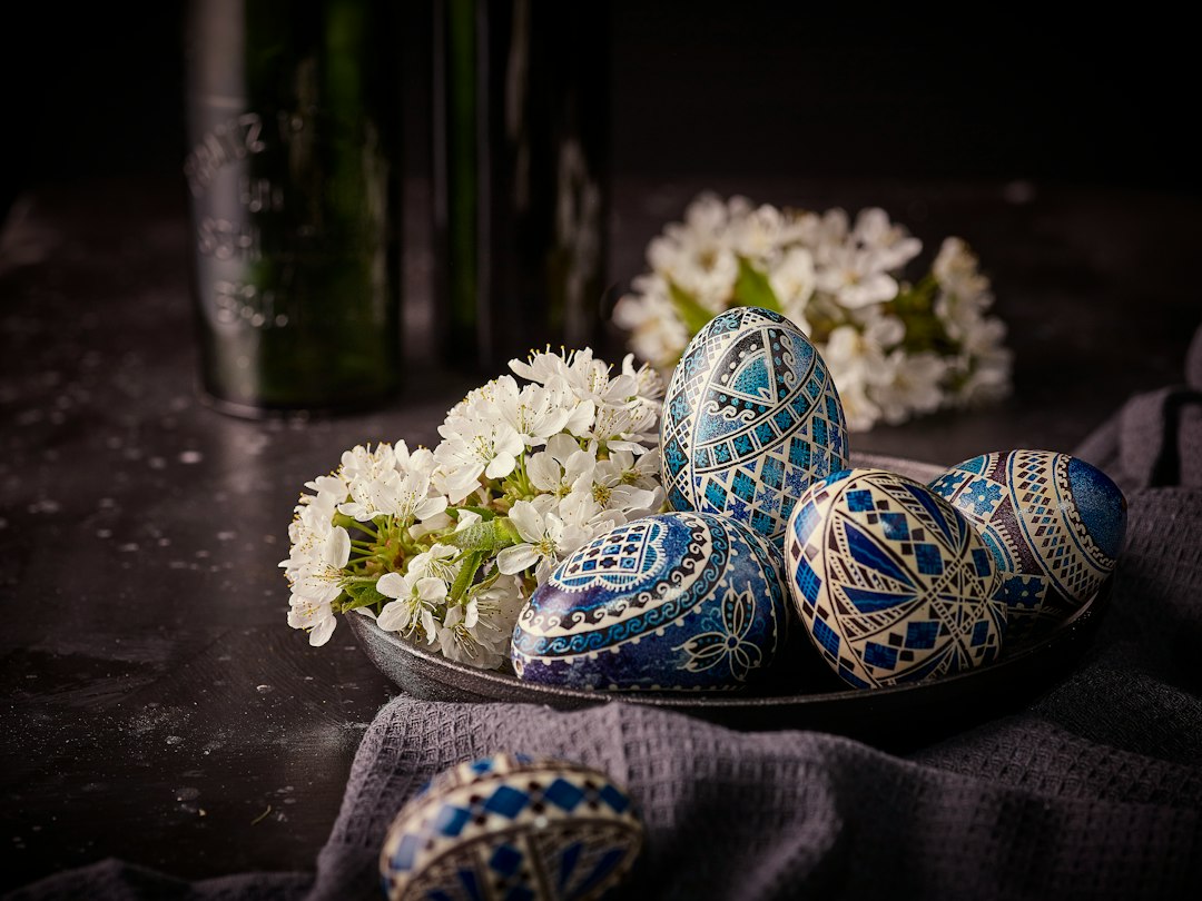 Œufs décorés pour un atelier créatif de Pâques