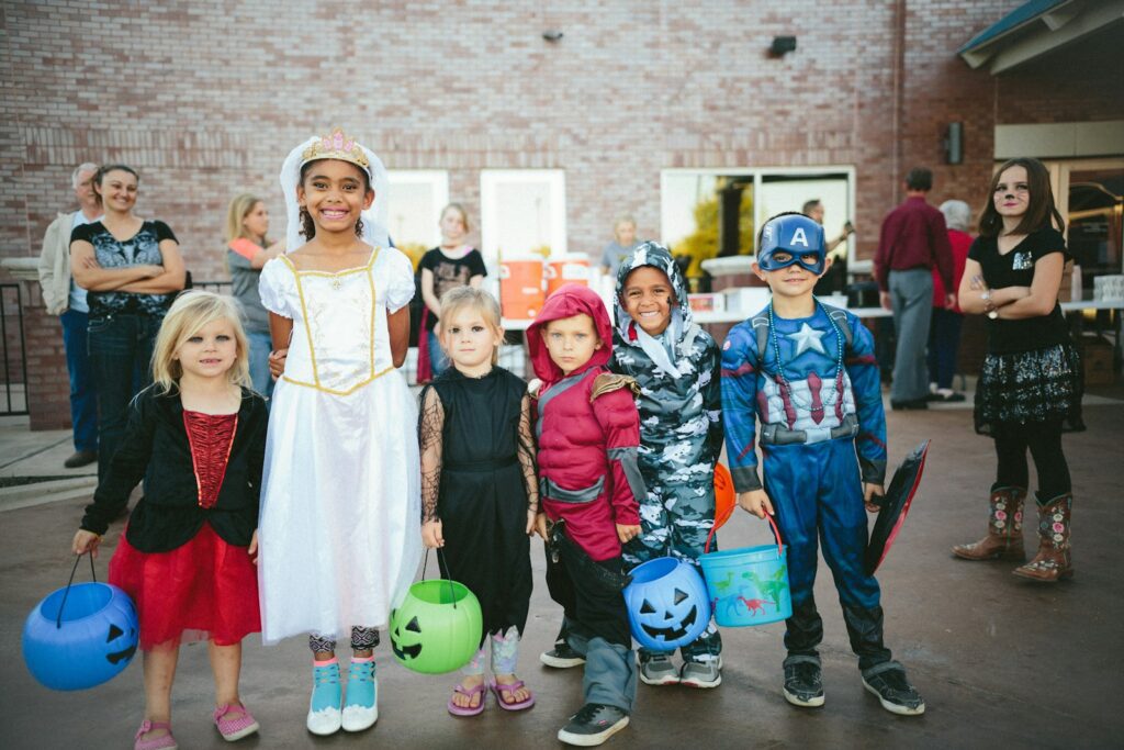 Personnages et créatures Halloween en costumes et déambulation